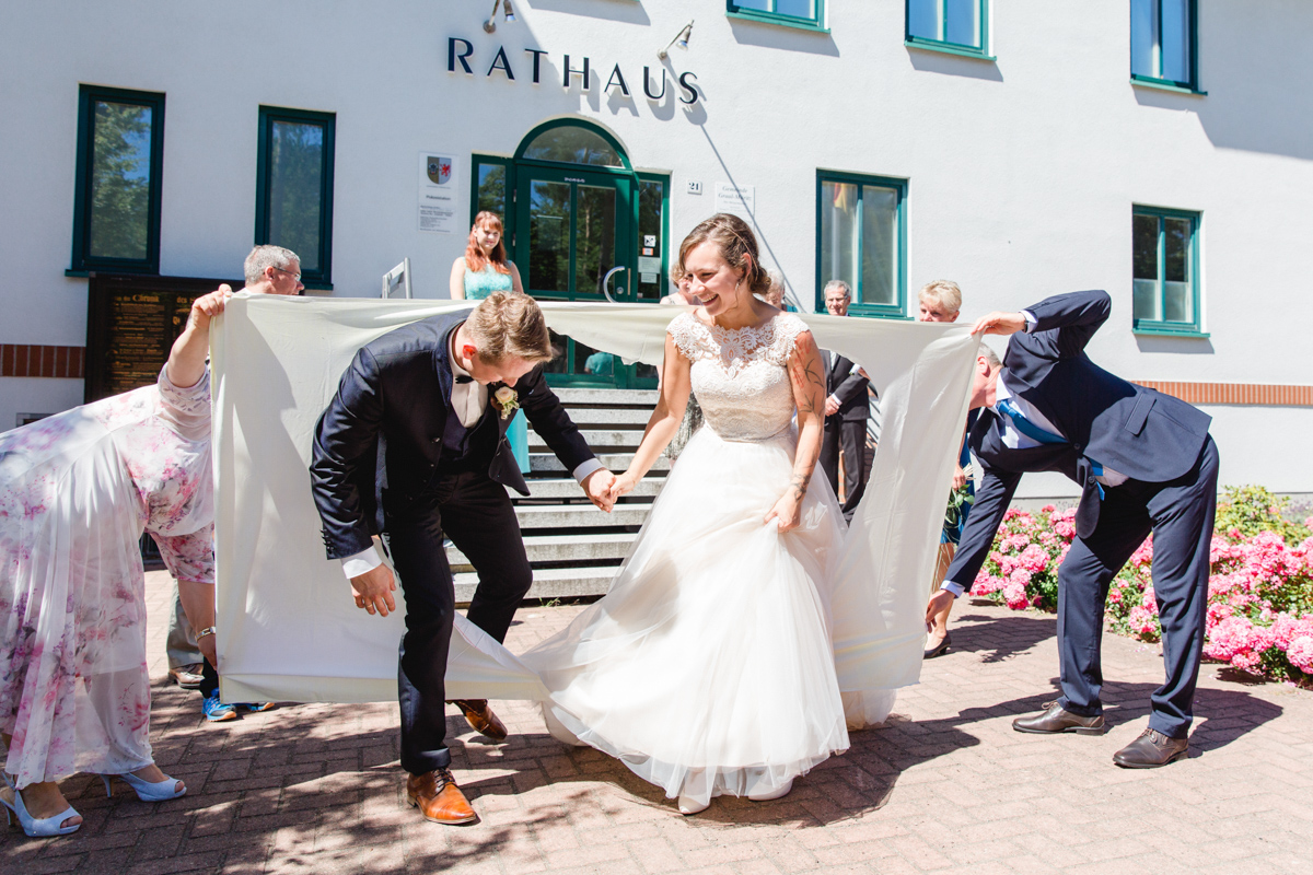 Nach der Strandhochzeit an der Ostseeküste.