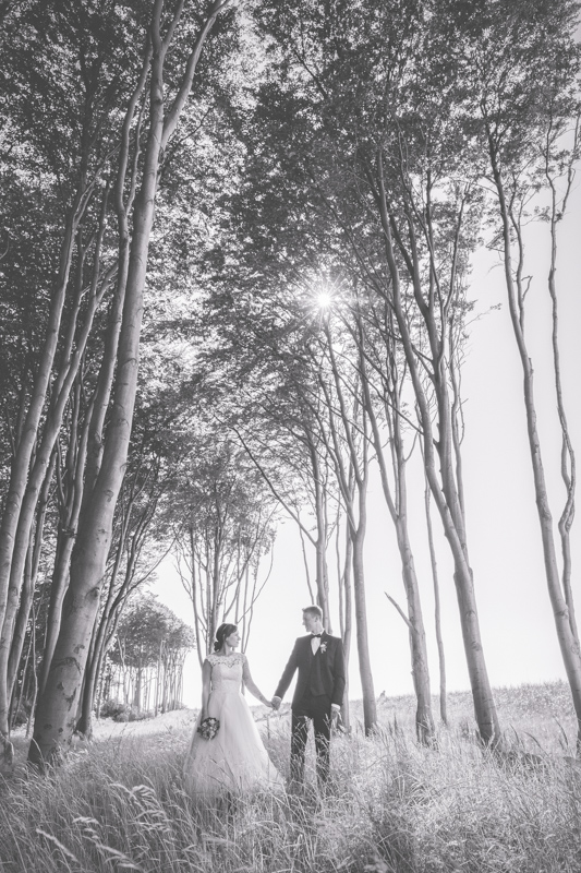Ausgefallenes Hochzeitsfoto aufgenommen im Küstenwald.