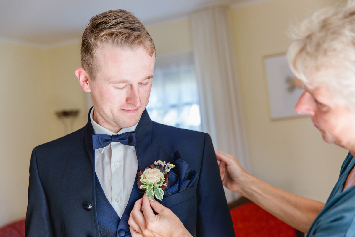 Bräutigam bekommt seine Ansteckblume.
