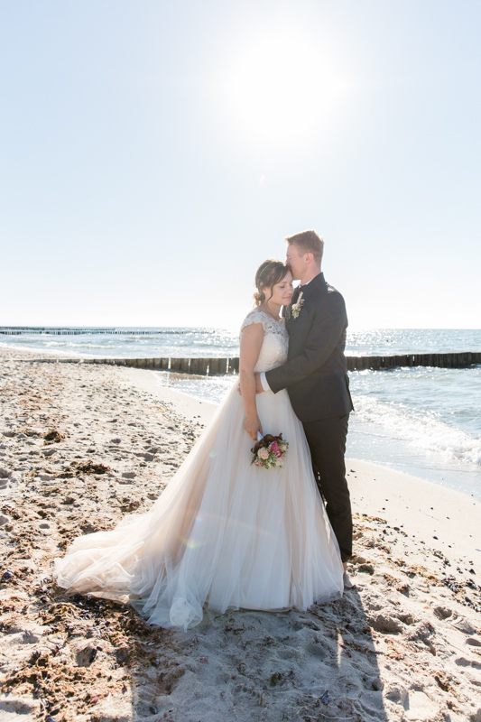 Brautpaar nach ihrer Hochzeit am Meer.