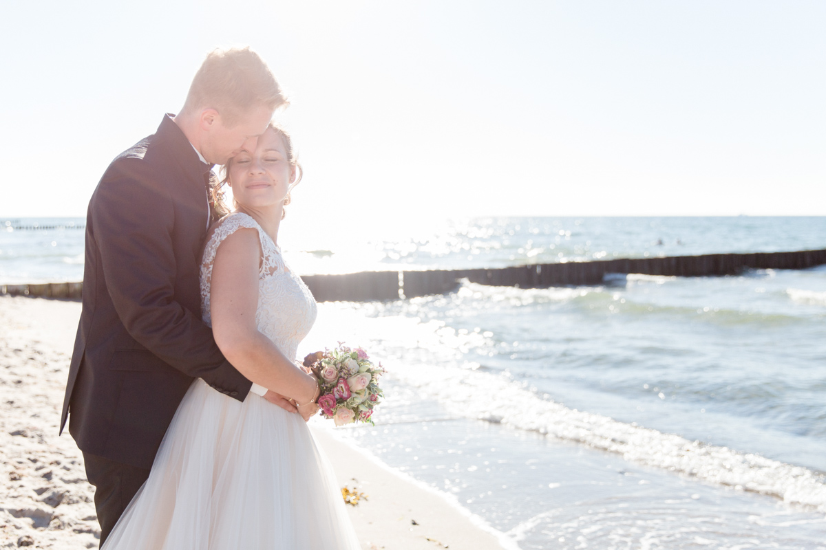 Brautpaar nach ihrer Strandhochzeit an der Ostsee.