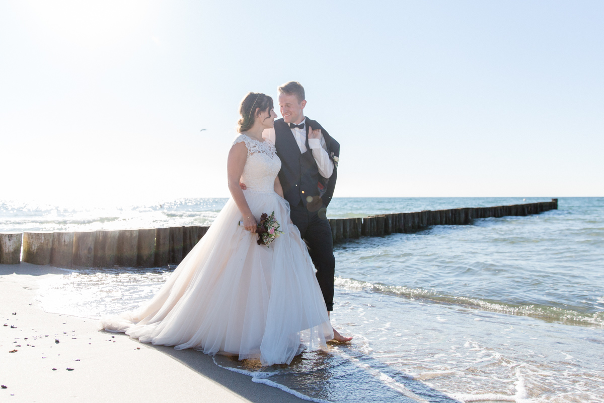 Glückliches Brautpaar nach der Hochzeit am Meer.