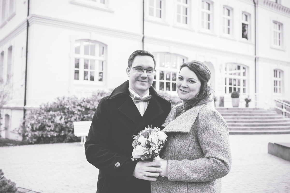 Brautpaar vor dem Rathaus am Timmendorfer Strand.