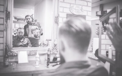 Groom Getting Ready im Barbershop