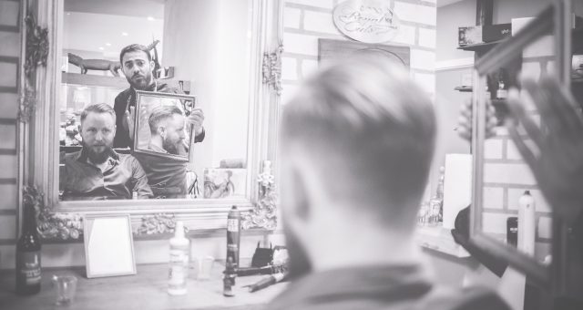 Groom Getting Ready im Barbershop