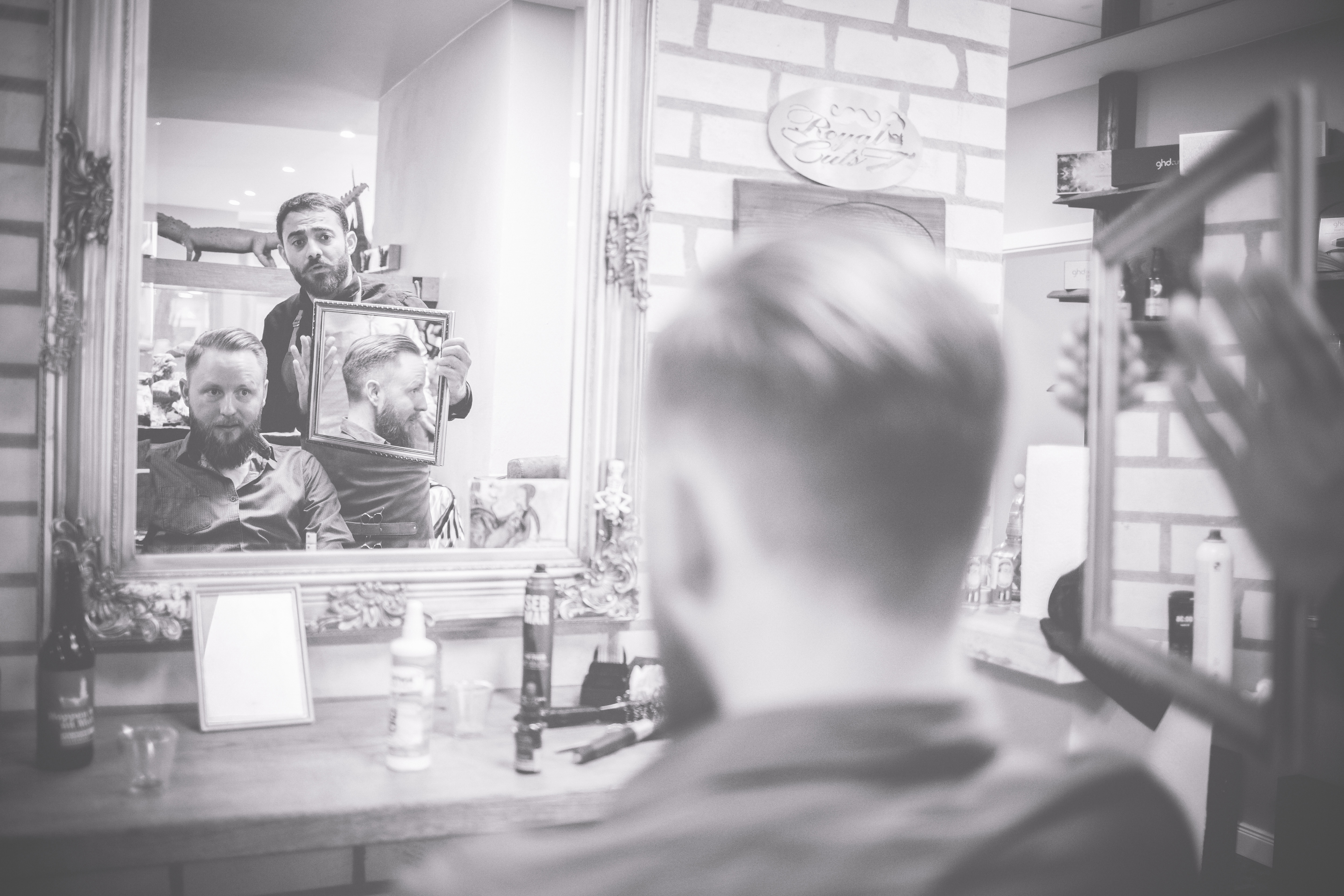 Groom Getting Ready im Barbershop