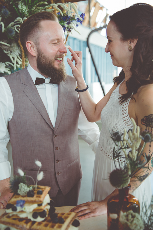 Braut und Bräutigam beim Anschnitt der Hochzeitstorte.