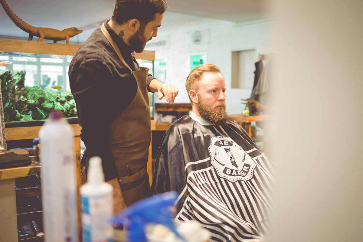 Bräutigam bei den Vorbereitungen im Barbershop.