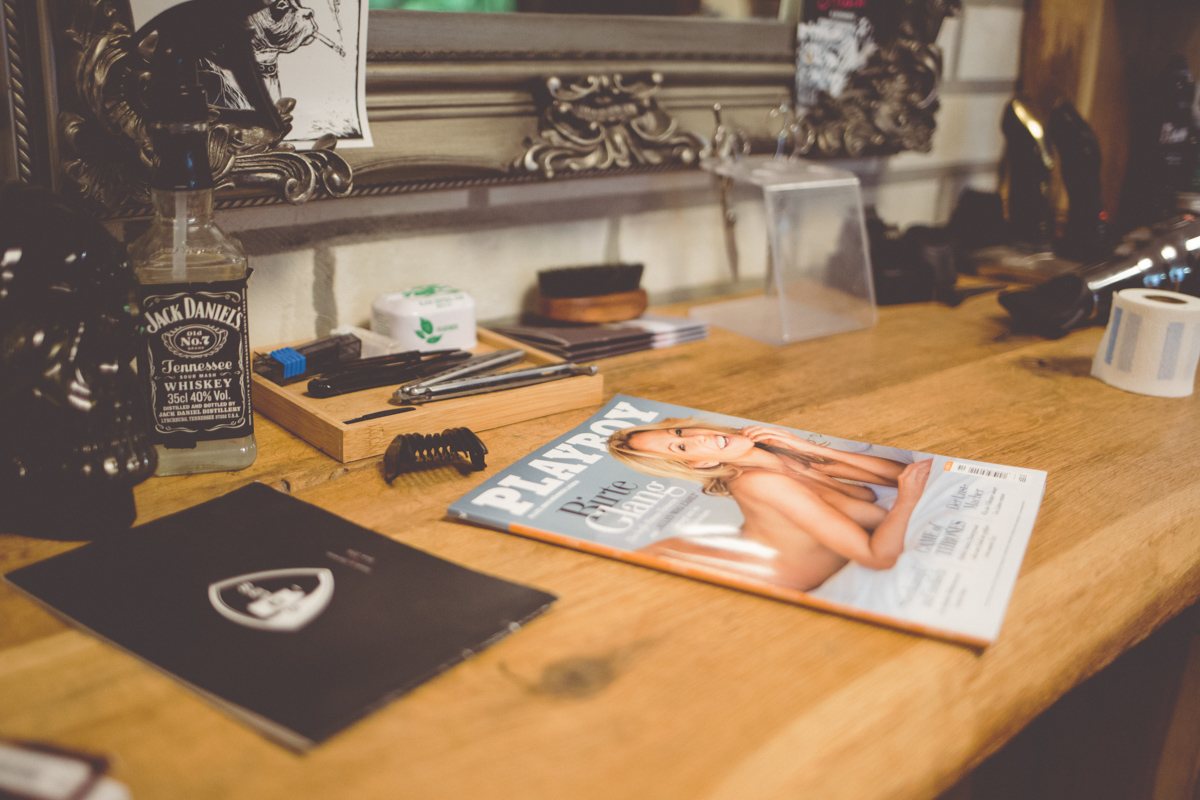 Playboy im Barbershop in Warnemünde.