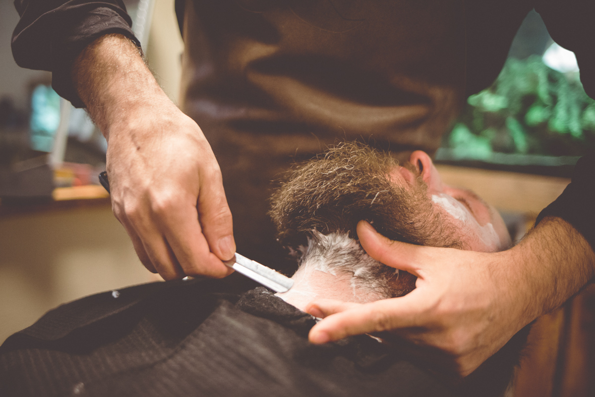 Bräutigam lässt sich vom Barbier zurecht machen.