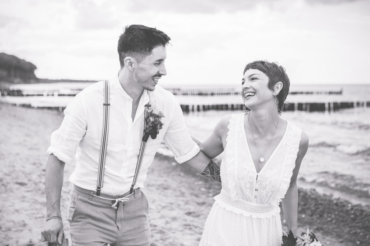 Fotos einer Hochzeit am Strand.