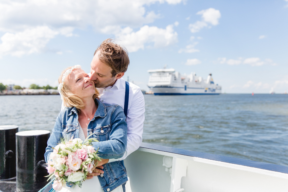 Hochzeitsfoto während einer Fährfahrt.