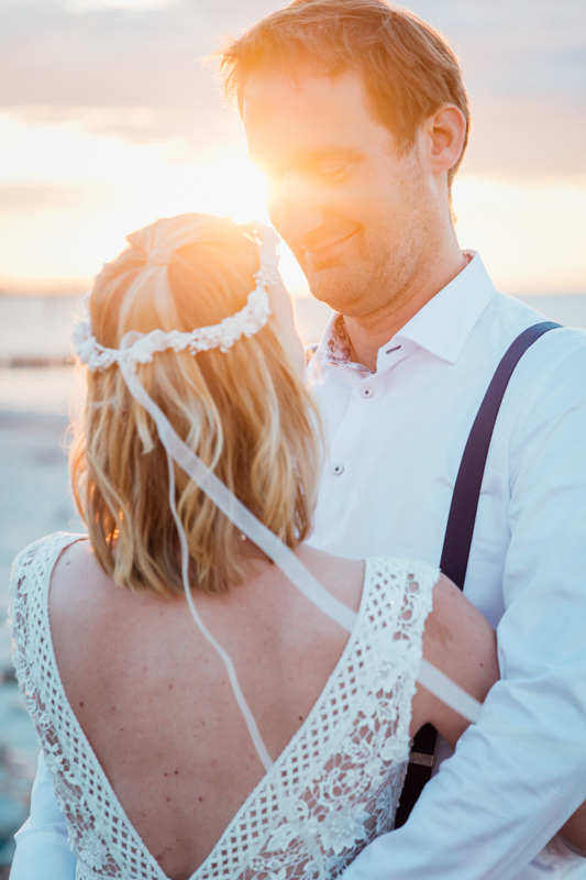 Verliebtes Paar beim Sonnenuntergang am Strand.