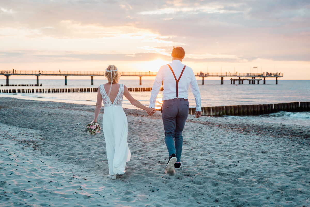 Heiraten bei Sonnenuntergang am Strand.