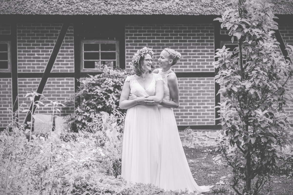 Brautpaarfotoshooting bei einer gleichgeschlechtlichen Hochzeit.