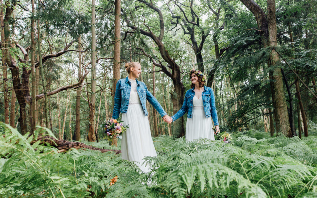 Zwei Bräute beim Fotoshooting im Wald.