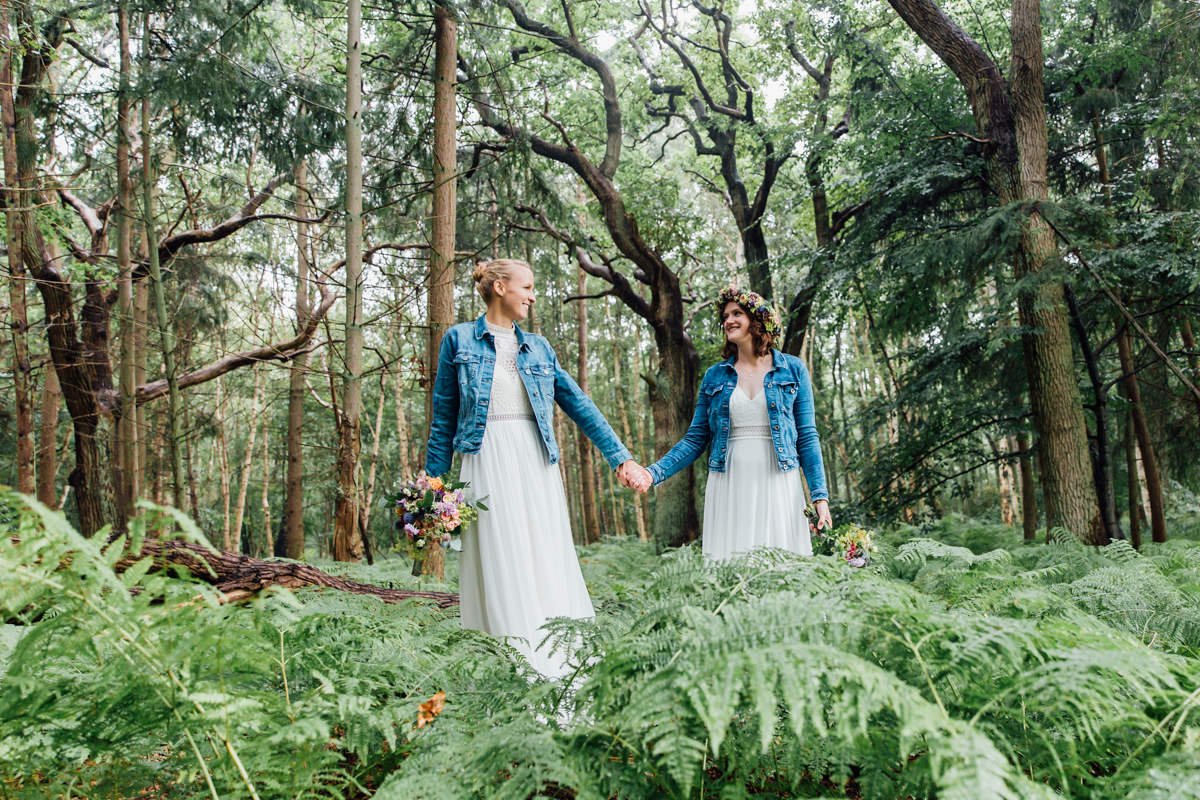 Zwei Bräute beim Fotoshooting im Wald.