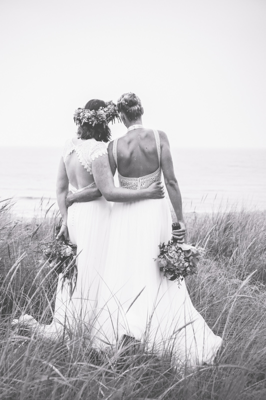 Brautpaarfotoshooting bei einer Frauenhochzeit.