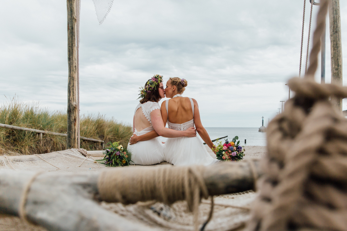 Zwei Bräute beim Fotoshooting am Meer.