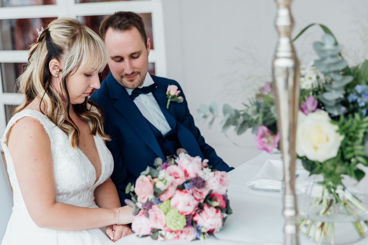 Der Hochzeitsfotograf aus Warnemünde begleitet die Trauung fotografisch.