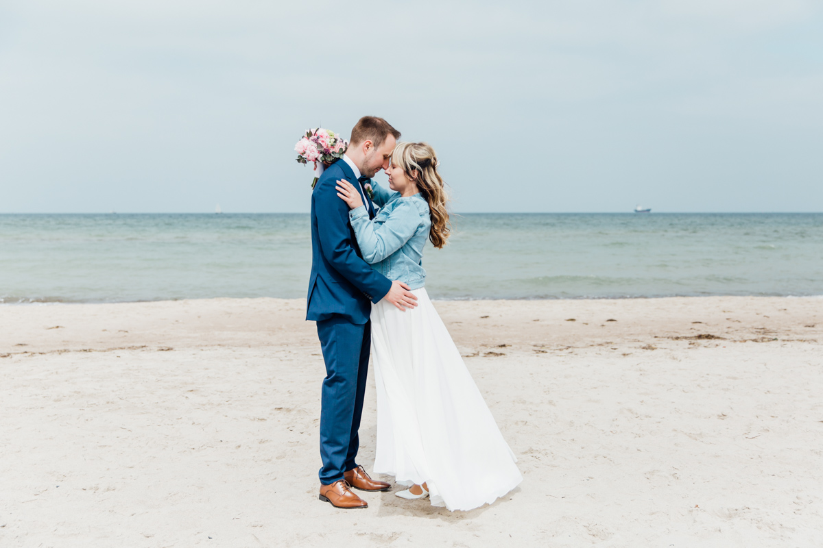 Der Fotograf Warnemünde hat ein Brautpaar am Strand fotografiert.