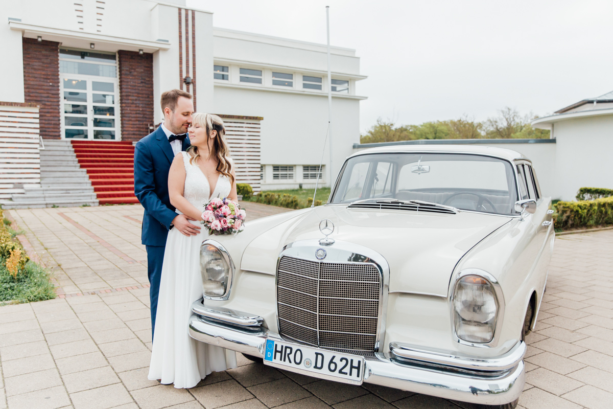 Hochzeitsfotografen aus Warnemünde für die Trauungszeremonie buchen.