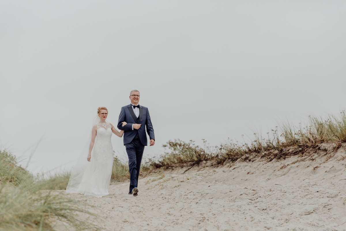 Strandhochzeit - Papa führt die Braut zu ihrem Bräutigam.