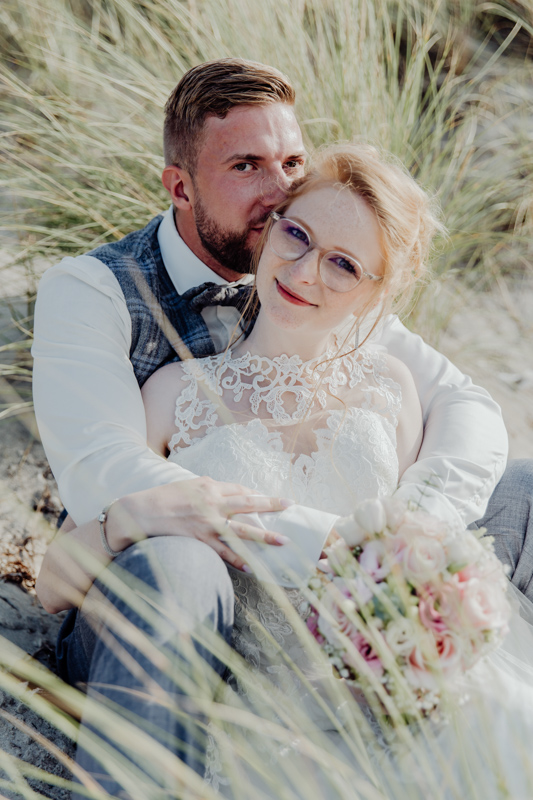 Ausgefallene Hochzeitsfotografie am Strand von Ahrenshoop.