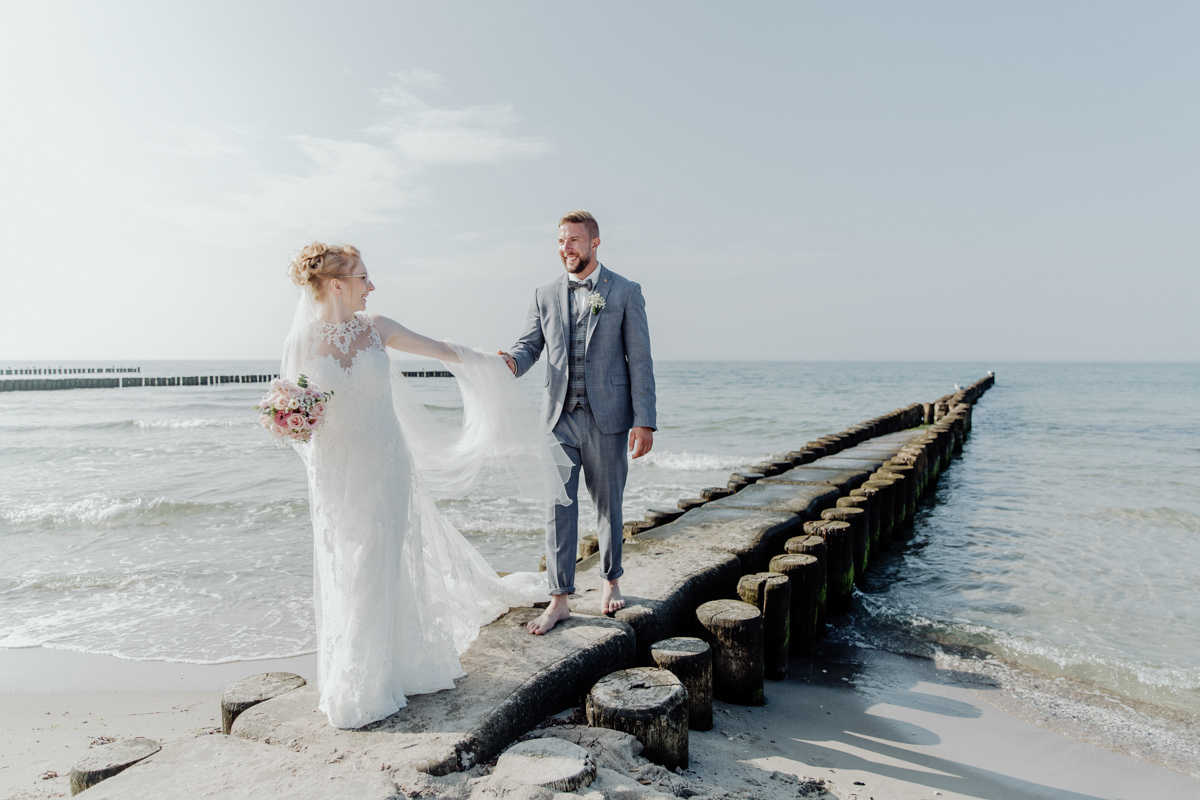 Brautpaarshooting am Strand von Ahrenshoop.