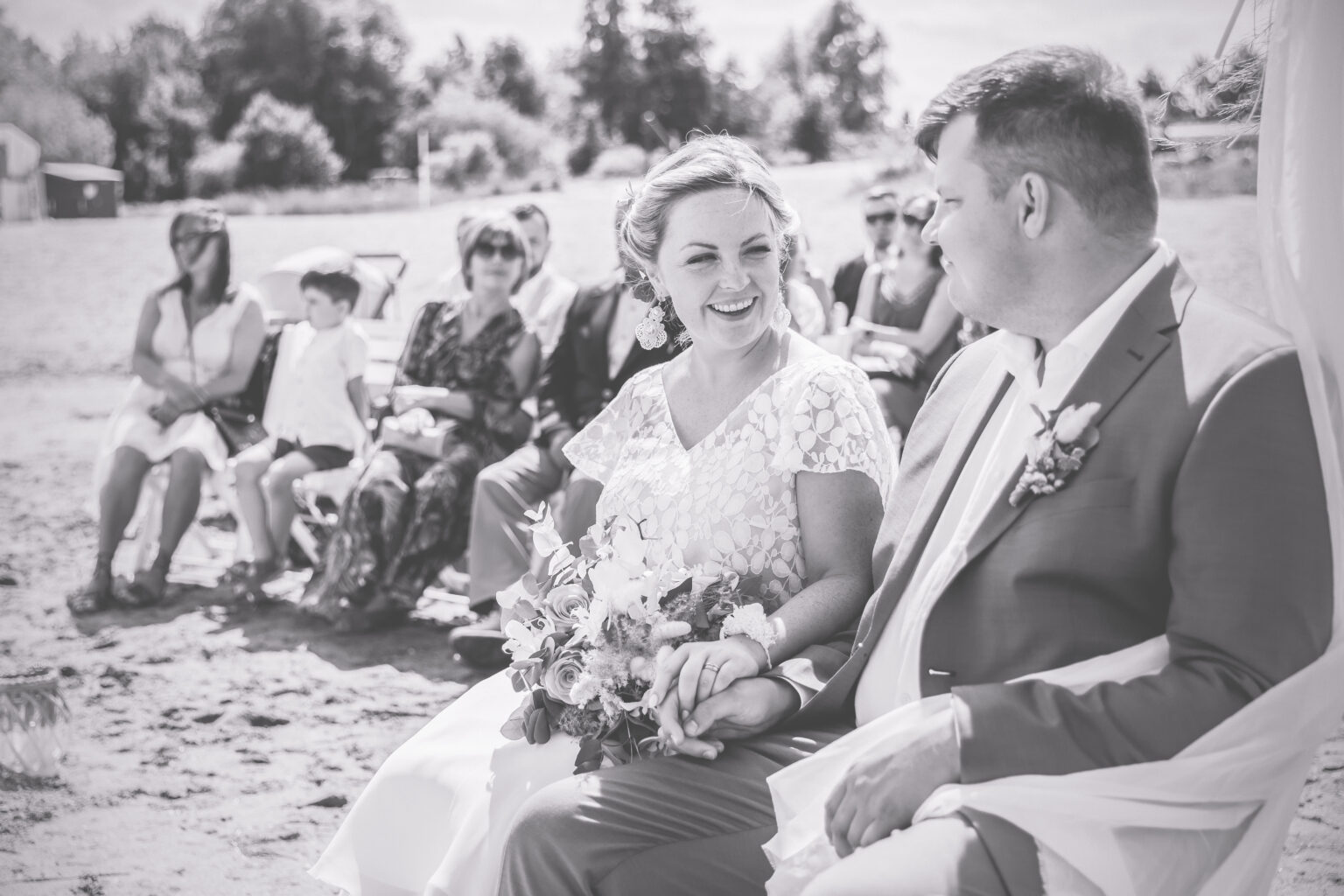 Glückliches Brautpaar während ihrer Trauung am Ostseestrand.