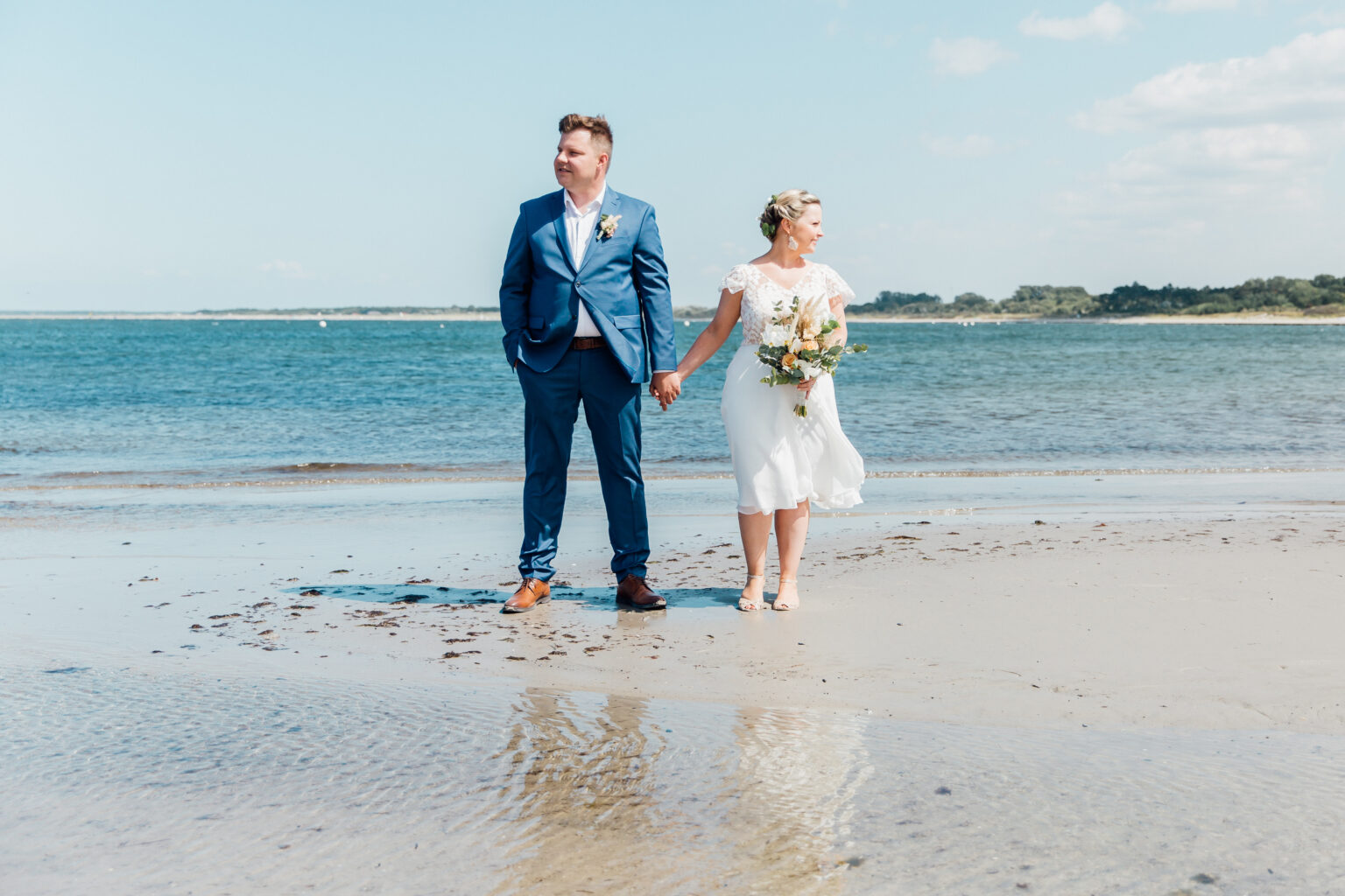 Hochzeitsfotografin aus Rostock bei einer Fotoreportage am Strand.