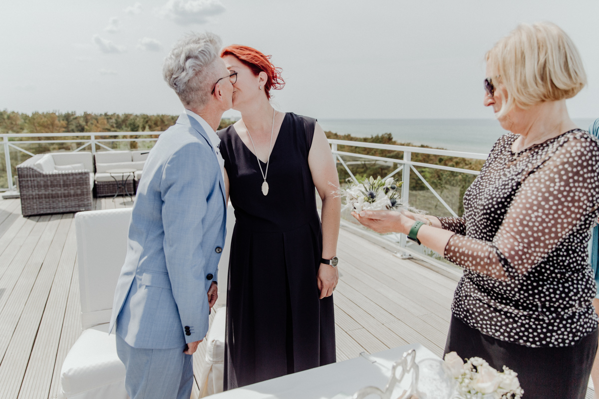 Hochzeitskuss einer gleichgeschlechtlichen Hochzeit iN Dierhagen.