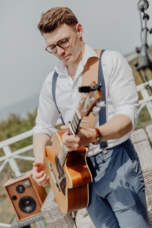 Musiker Victor Manitz (Öxl) spielt ein Privatkonzert bei der Trauung des gleichgeschlechtlichen Paares.