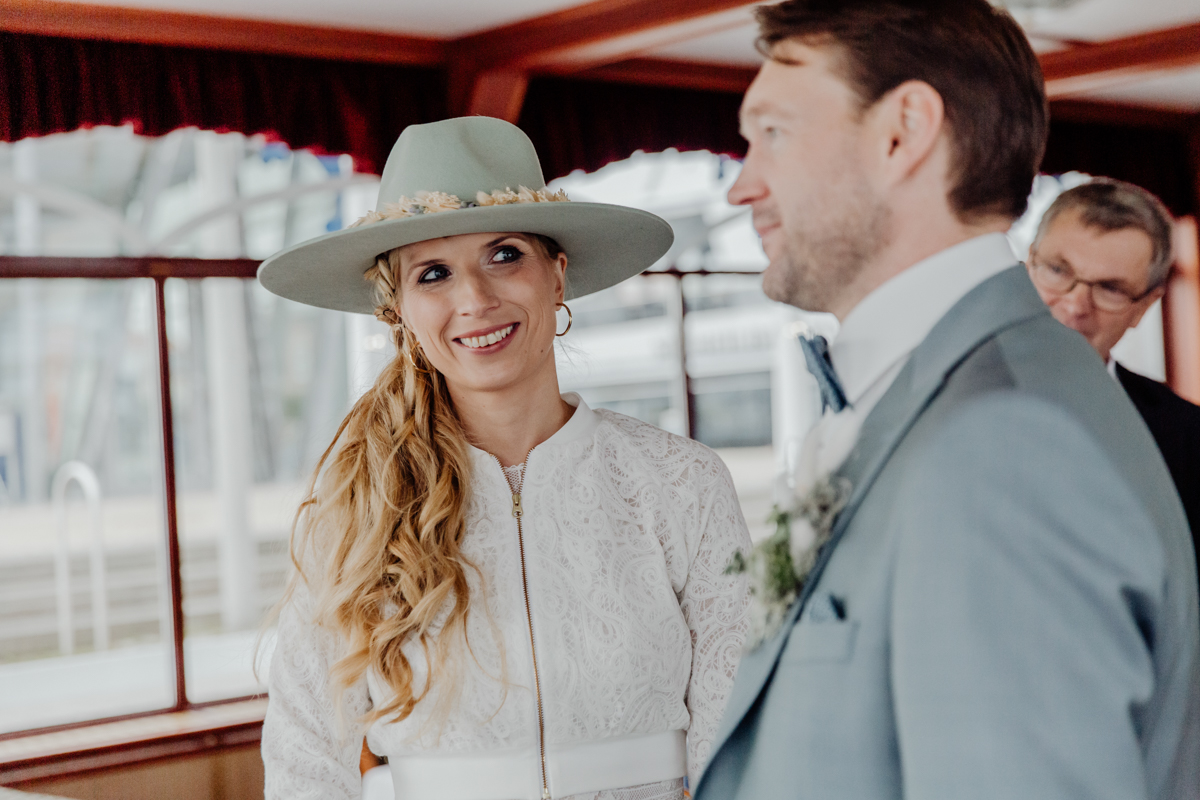 Braut und Bräutigam während ihrer Hochzeit in Barth.