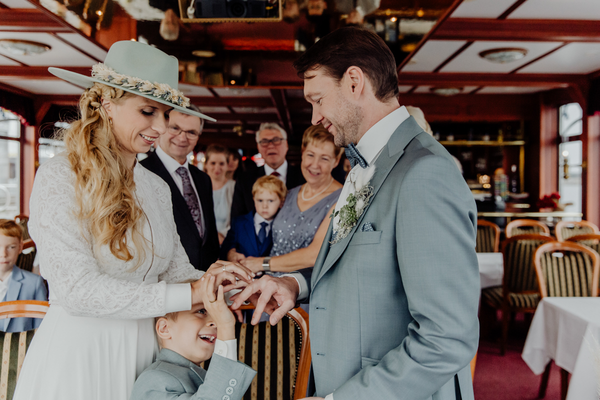 Die Hochzeitsfotografin hat den Moment des Ringwechsels fotografisch festgehalten.