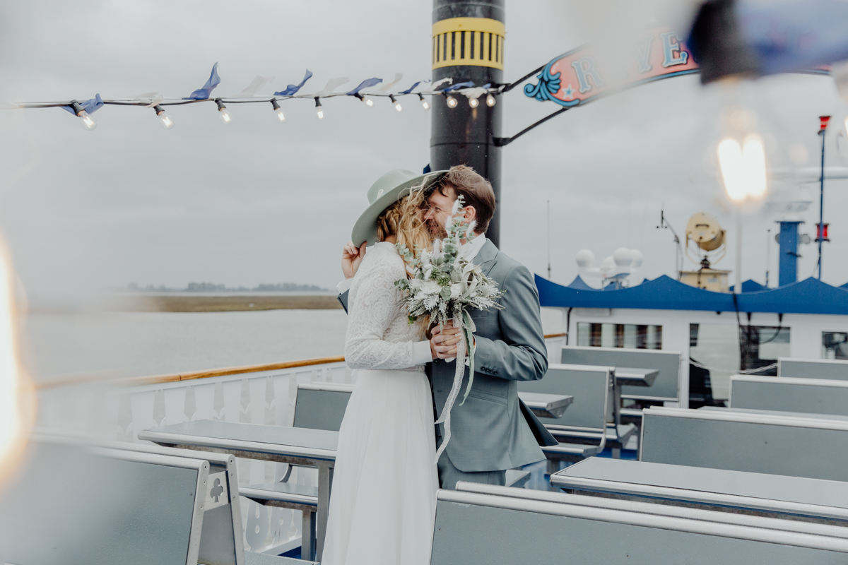 Brautpaarshooting auf einem Schiff.