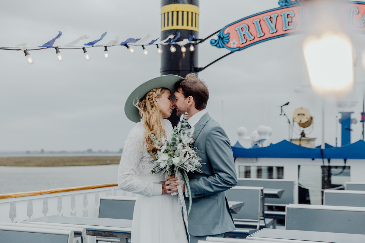 Fotoshooting mit einem Brautpaar auf einem Schiff.