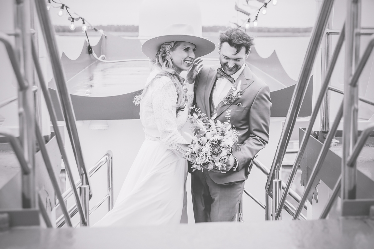 Brautpaar beim Fotoshooting auf einem Schiff.