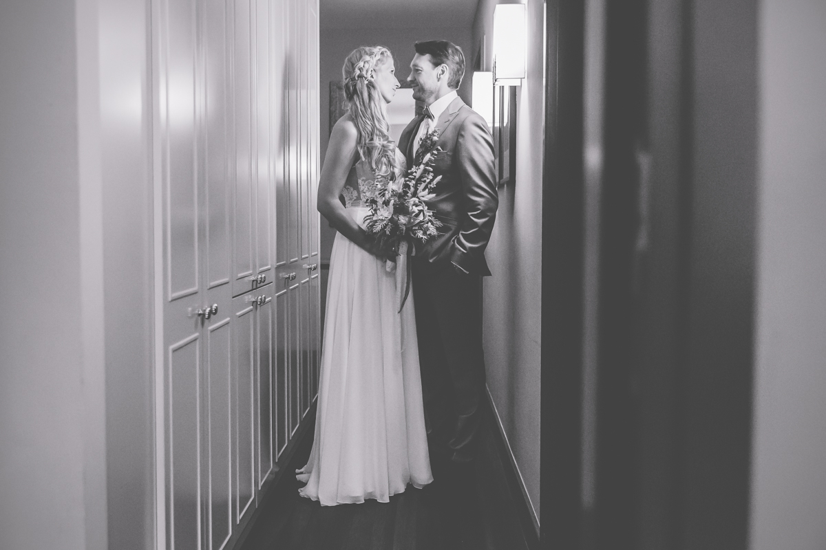 Hochzeitsfoto aufgenommen im Hotelzimmer vom Strandhotel in Zingst.