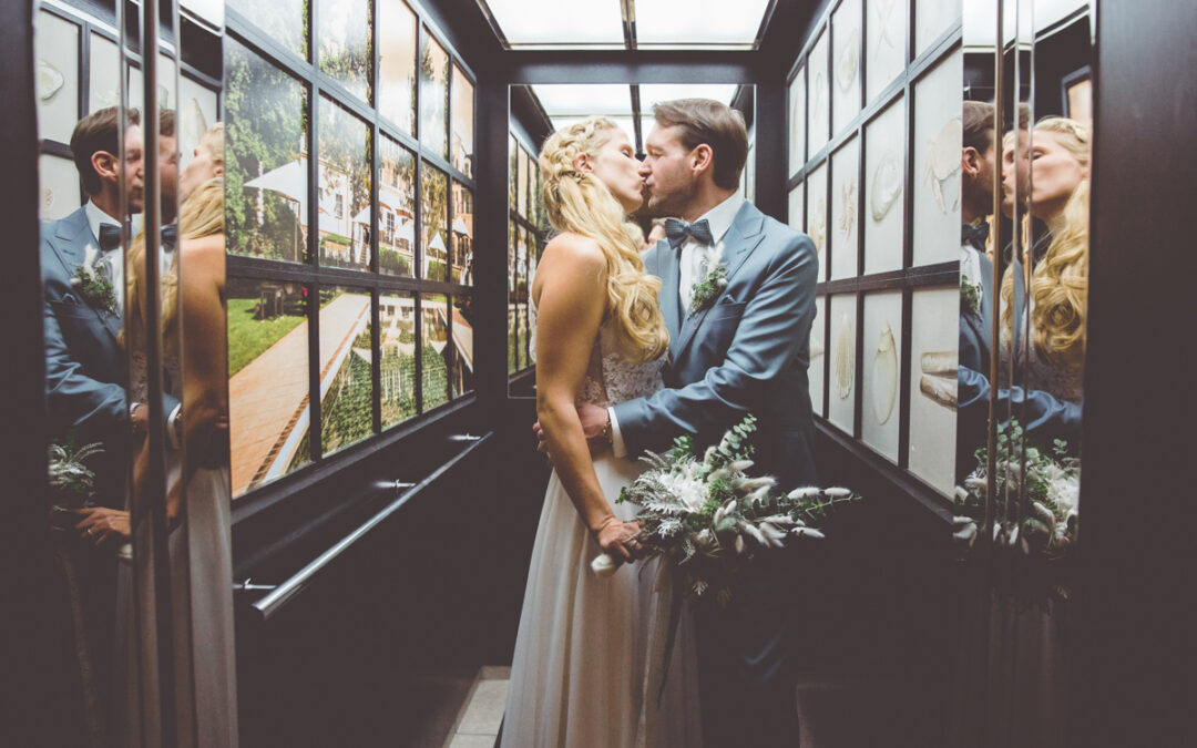 Hochzeitsfoto aufgenommen im Fahrstuhl, während einer Regenhochzeit in Zingst.