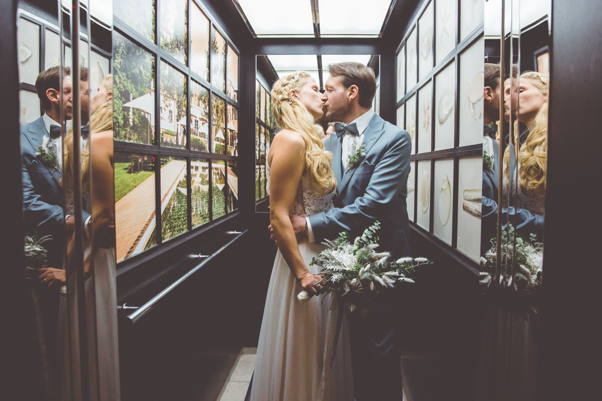 Hochzeitsfoto aufgenommen im Fahrstuhl, während einer Regenhochzeit in Zingst.