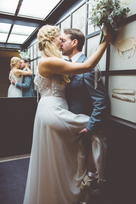 Aufnahme der Hochzeitsfotos im Hotel-Fahrstuhl.