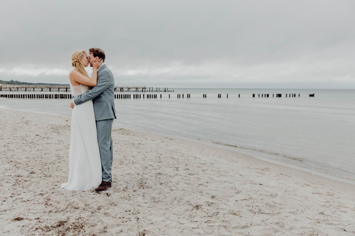 Verliebtes Paar beim Fotoshooting in Zingst, am Strand.