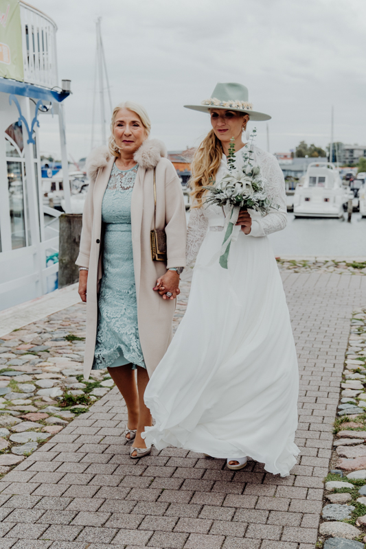 Auf dem Weg zur standesamtlichen Hochzeit in Barth.