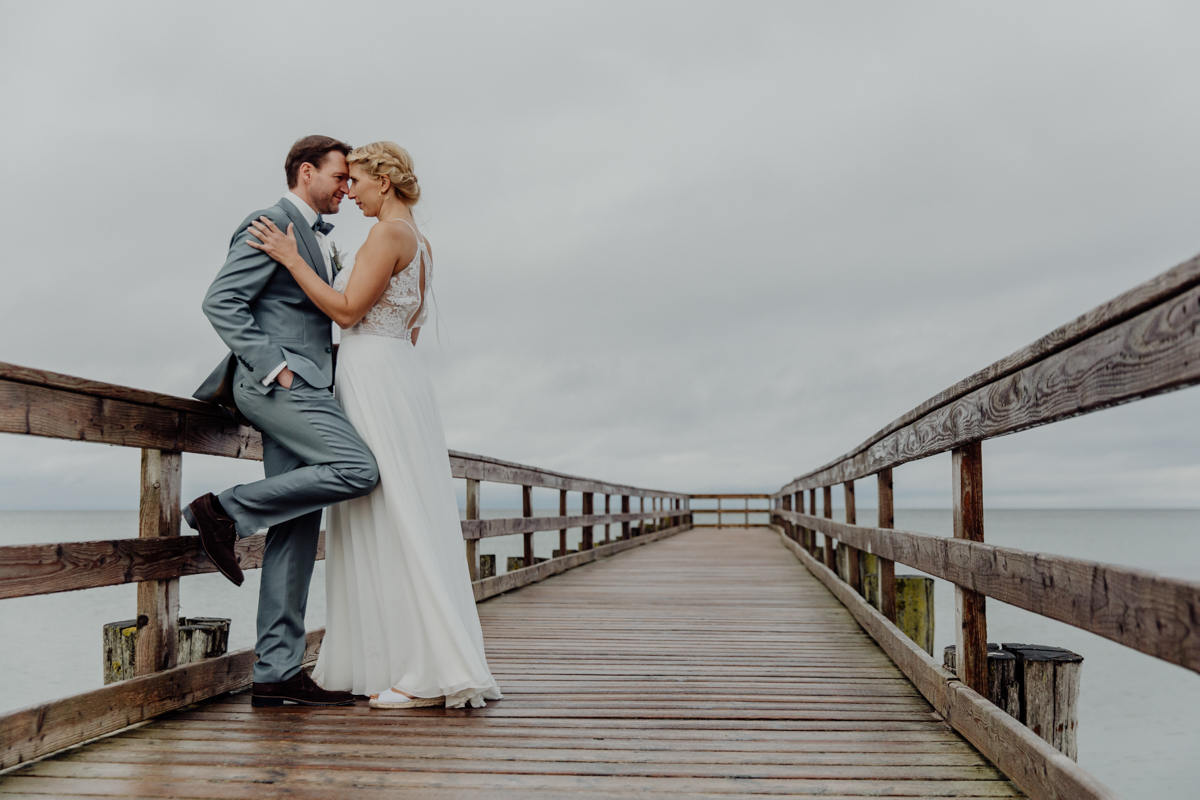 Auf diesem Foto ist eine Braut und ihr Bräutigam beim Fotoshooting zu sehen.