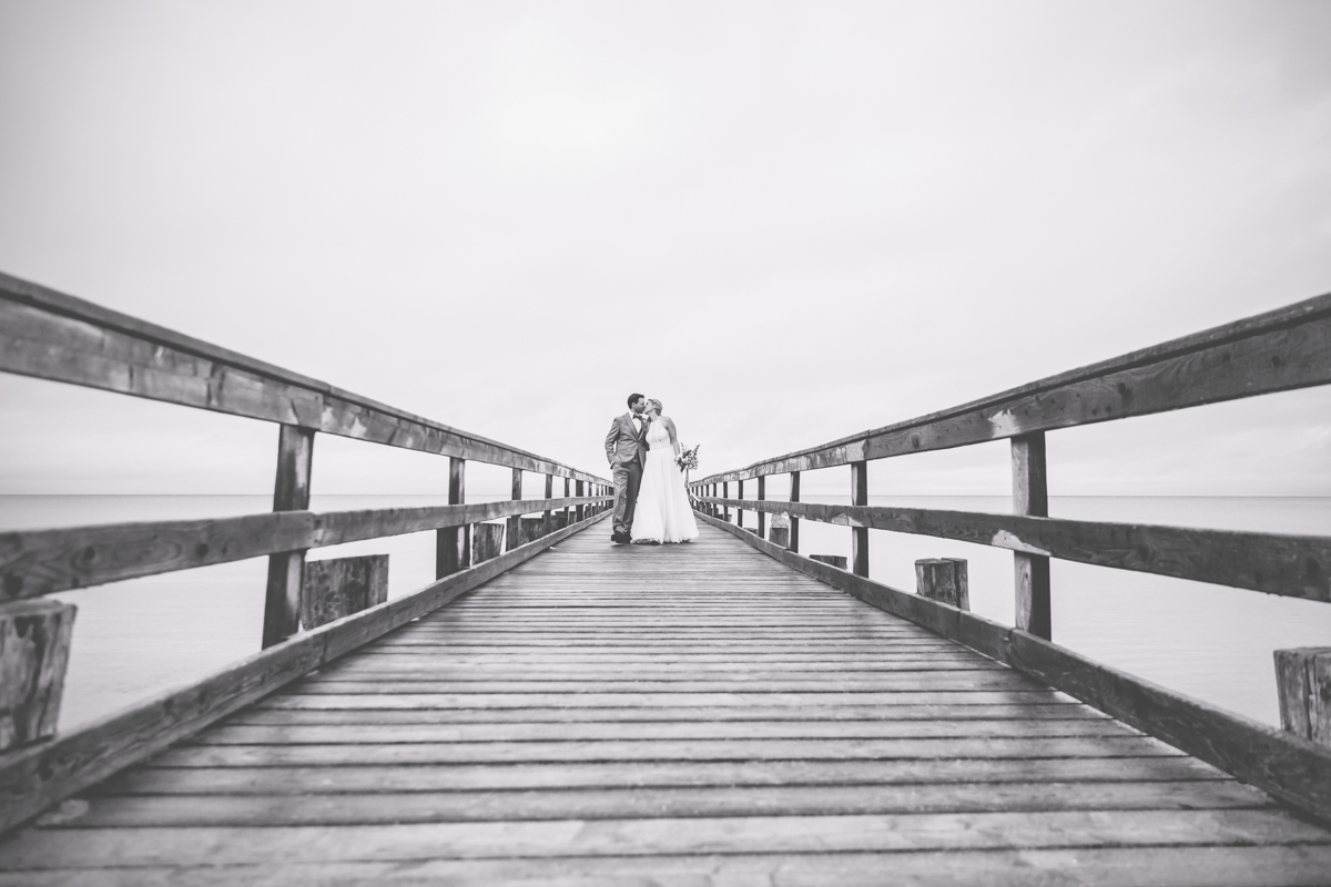 Hochzeitsfotoshooting auf dem Fischersteg in Zingst.