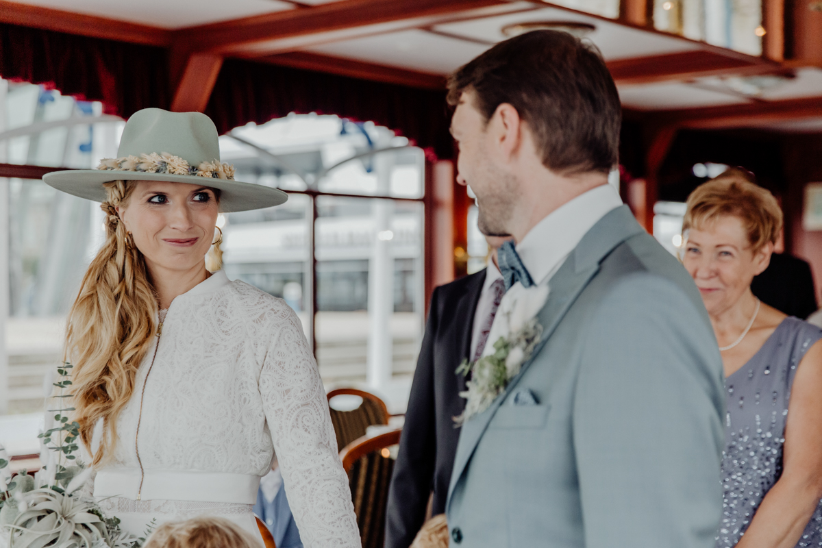 Standesamtliche Hochzeit auf dem Fahrgastschiff in Barth.