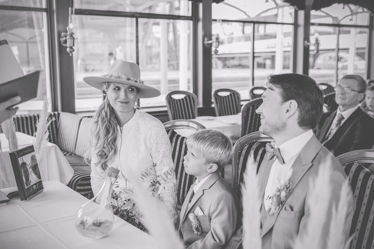 Hochzeitsfoto, aufgenommen während der standesamtlichen Hochzeit in Barth.