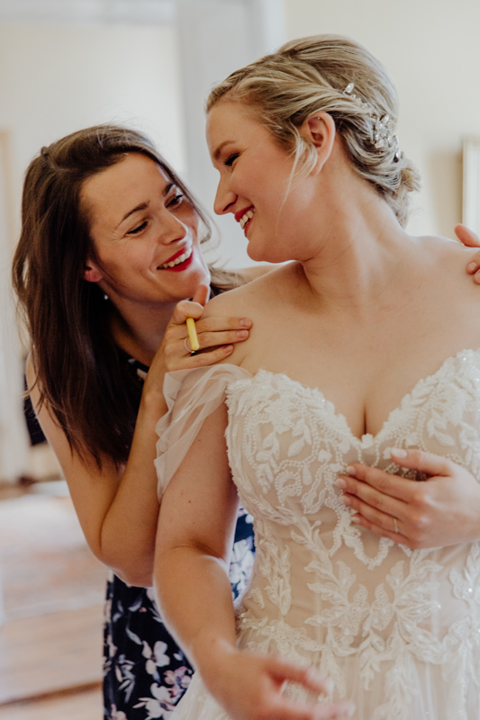 Fotografin begleitet die Braut auch bei den Vorbereitungen der Hochzeit.