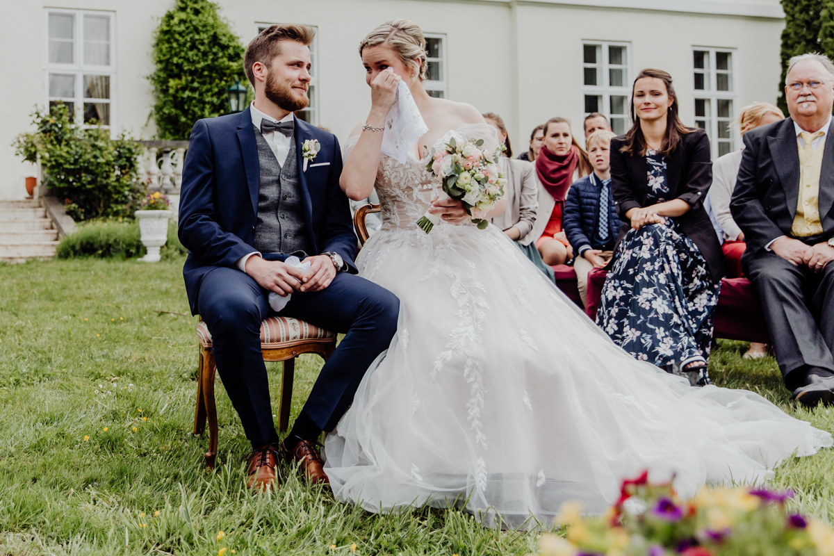 Braut weint bei der freien Trauung, vor Emotionen.